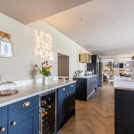 Luxury Group Celebration House With Hot Tub & Bar! Уорминстер Экстерьер фото