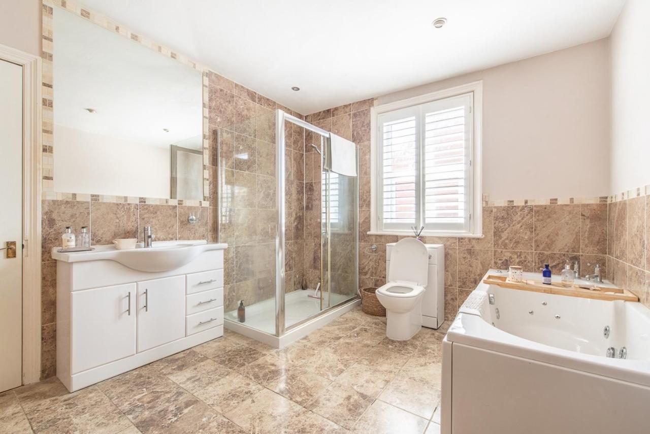 Luxury Group Celebration House With Hot Tub & Bar! Уорминстер Экстерьер фото