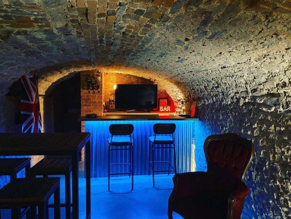 Luxury Group Celebration House With Hot Tub & Bar! Уорминстер Экстерьер фото