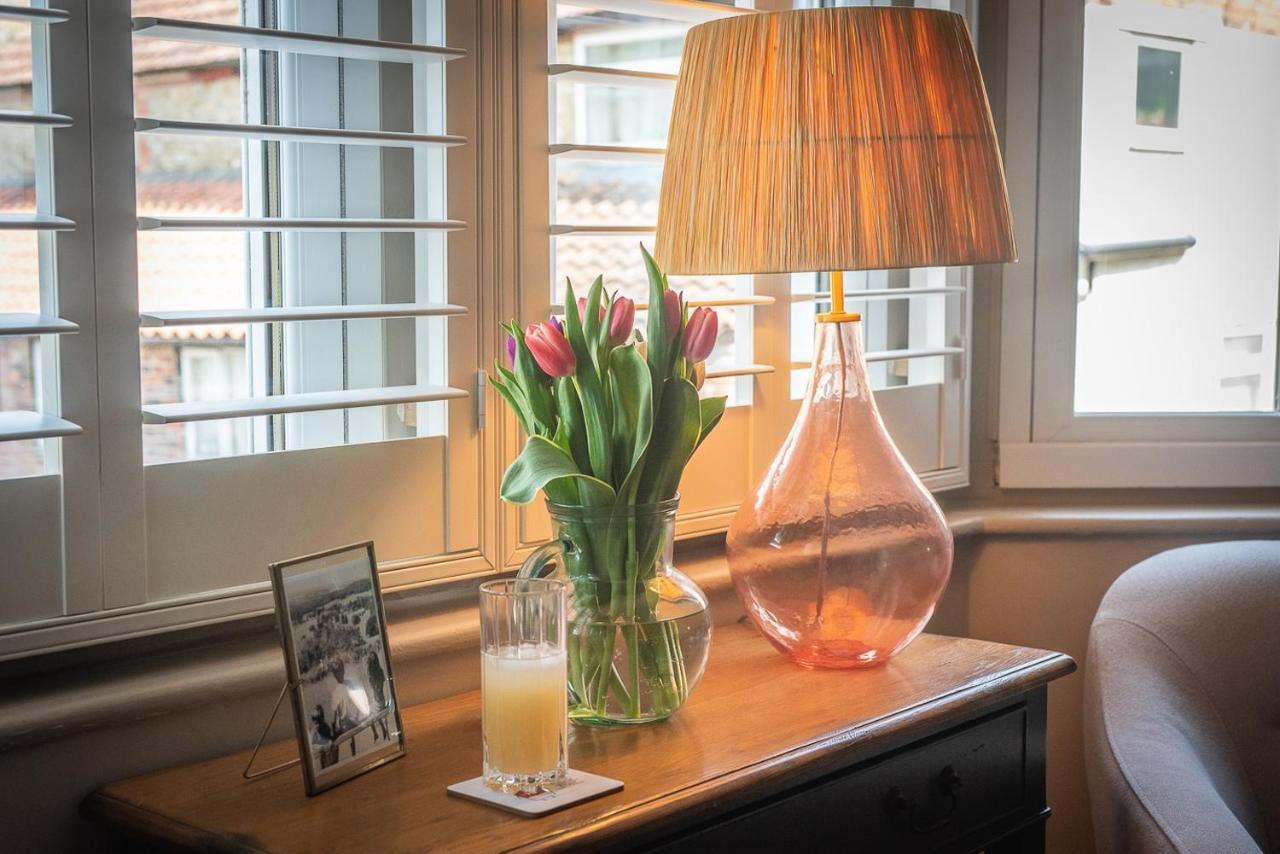 Luxury Group Celebration House With Hot Tub & Bar! Уорминстер Экстерьер фото