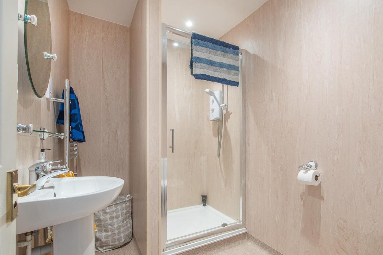 Luxury Group Celebration House With Hot Tub & Bar! Уорминстер Экстерьер фото