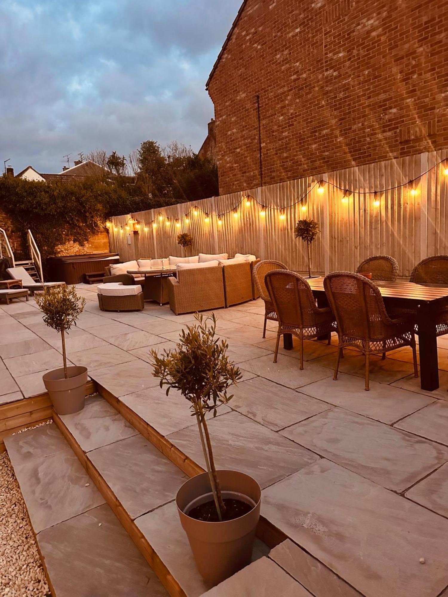 Luxury Group Celebration House With Hot Tub & Bar! Уорминстер Экстерьер фото