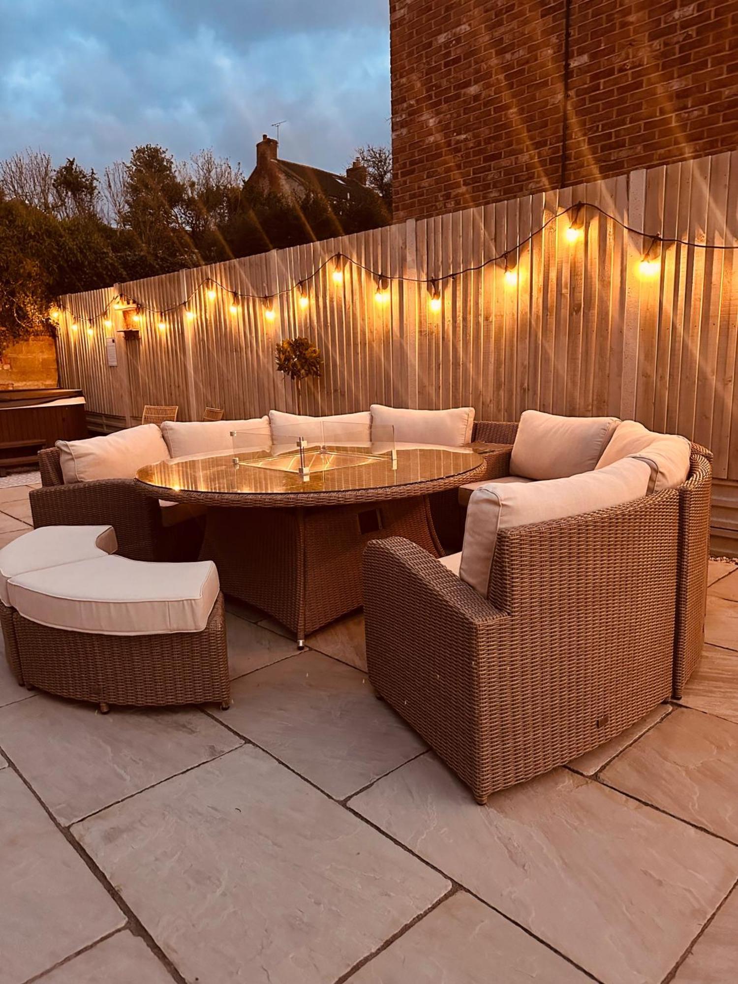 Luxury Group Celebration House With Hot Tub & Bar! Уорминстер Экстерьер фото